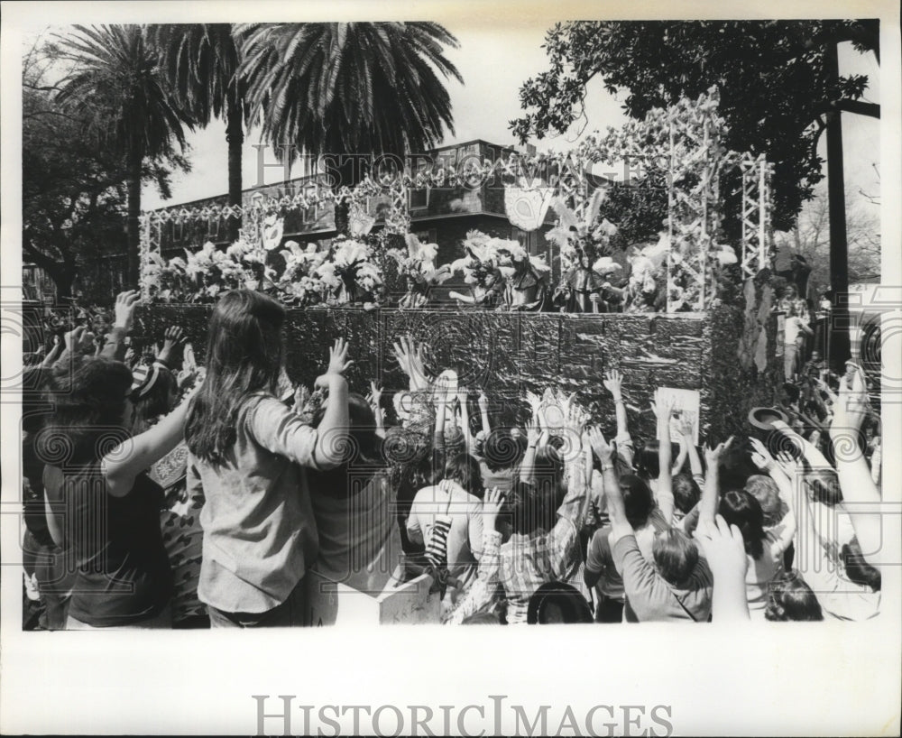 1975 Press Photo Elks Parade Goes Down St. Charles Avenue, Mardi Gras, New Or. - Historic Images