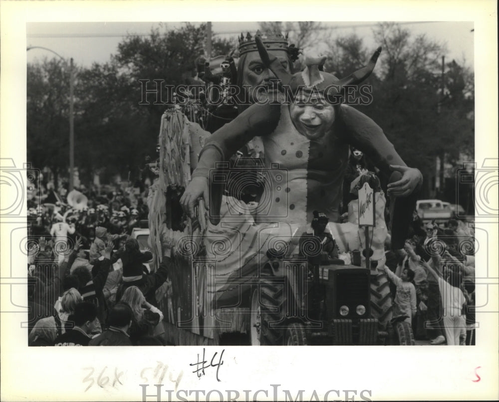 1990 Crowds Reach for Throws from Mardi Gras Float - Historic Images