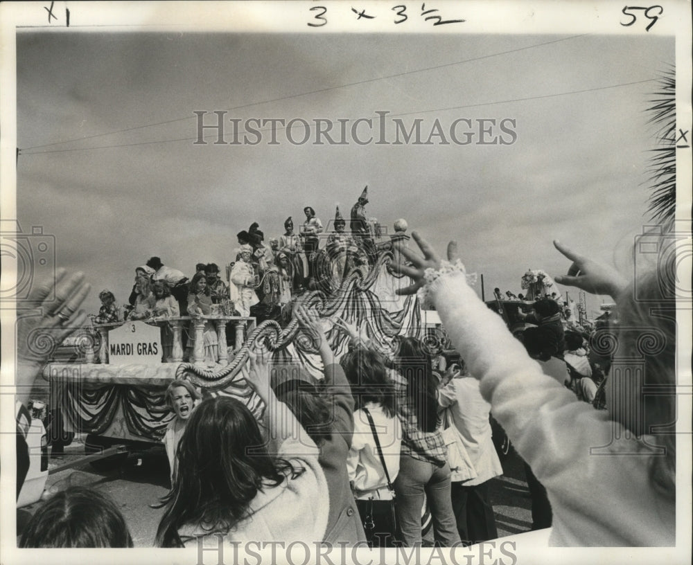 1974 Title float in the Krewe of Pandora parade on Mardi Gras - Historic Images