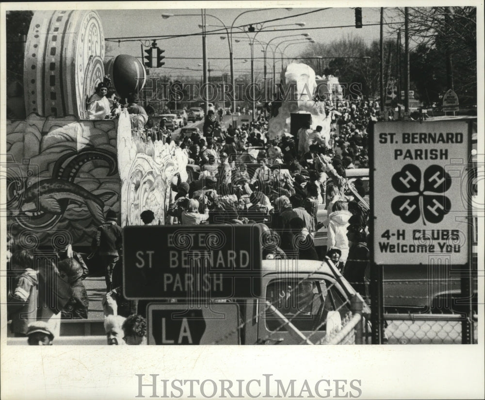 1978 Floats in the Pandora parade roll by on Mardi Gras  - Historic Images