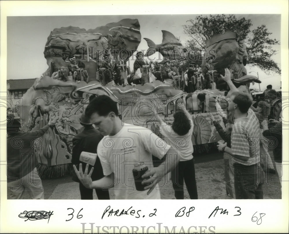 1989 Parade spectators reach for beads on Mardi Gras - Historic Images