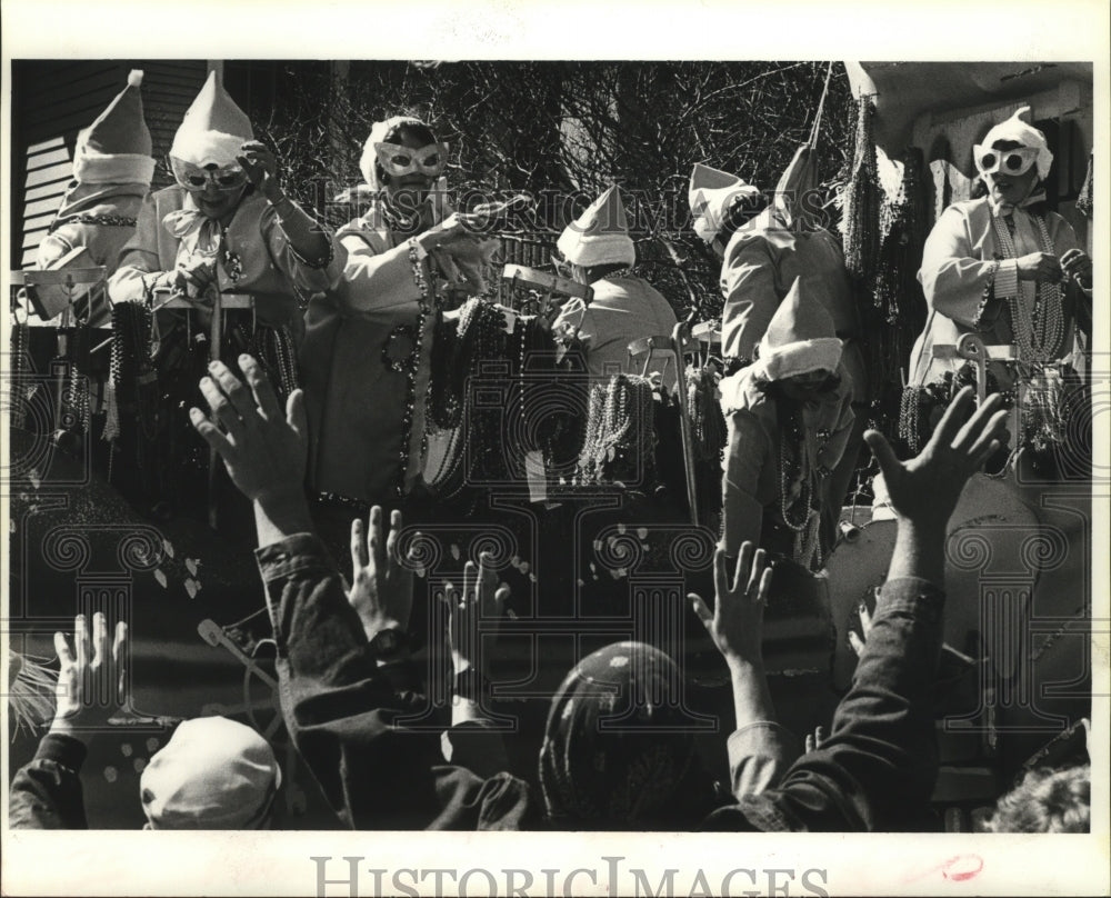 1985 Press Photo Pandora Parade Rolls Down Orleans Avenue Mardi Gras - noca02941 - Historic Images