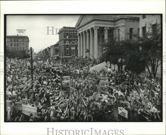 1981 Crowd Reach Towards Floats During Parade at Mardi Gras - Historic Images