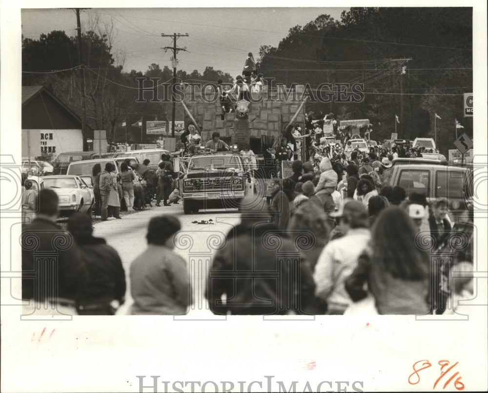 1987 Krewe of Pearls Parade Mardi Gras, New Orleans  - Historic Images