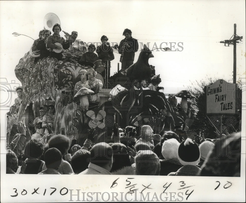 1978 Pandora Maskers on Grimm&#39;s Fairy Tale Carnival Float - Historic Images