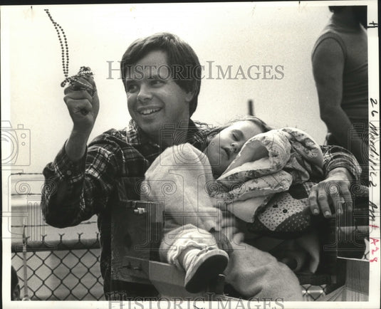 1985 Press Photo Jerry Wagner Catches Beads at Carnival Elks Club Parade - Historic Images
