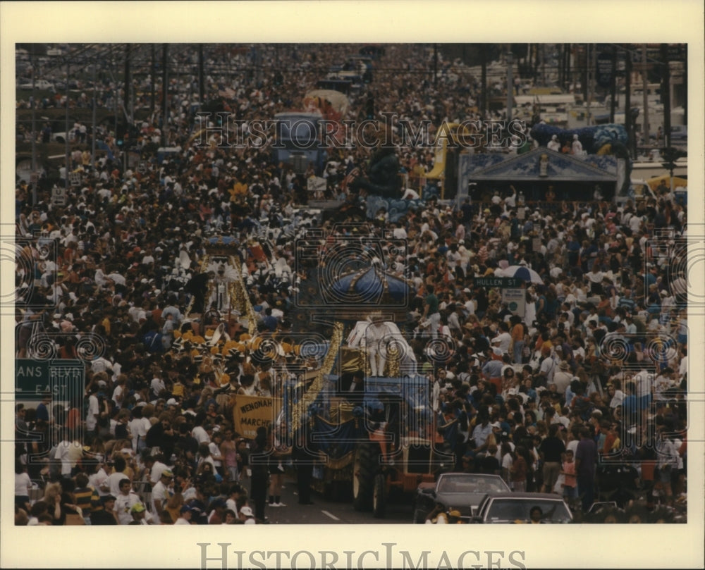 1995 Large Carnival Parade Crowd at Metairie  - Historic Images