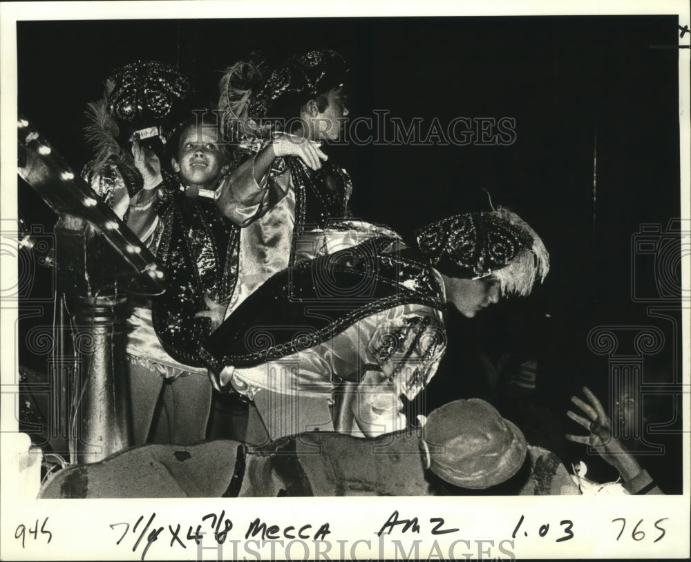 1981 Costumed Boys Float Reach Out To Crowd New Orleans Mardi Gras - Historic Images