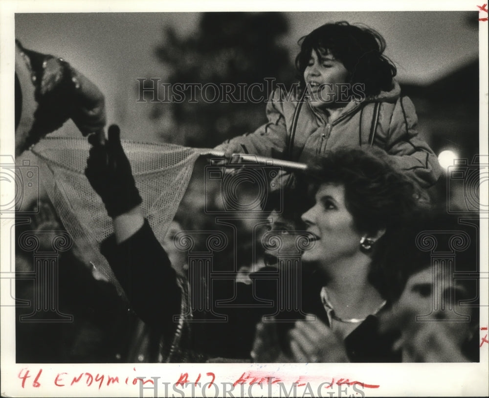 1985 Press Photo Christina Urehula with Net at Endymion Carnival Parade - Historic Images