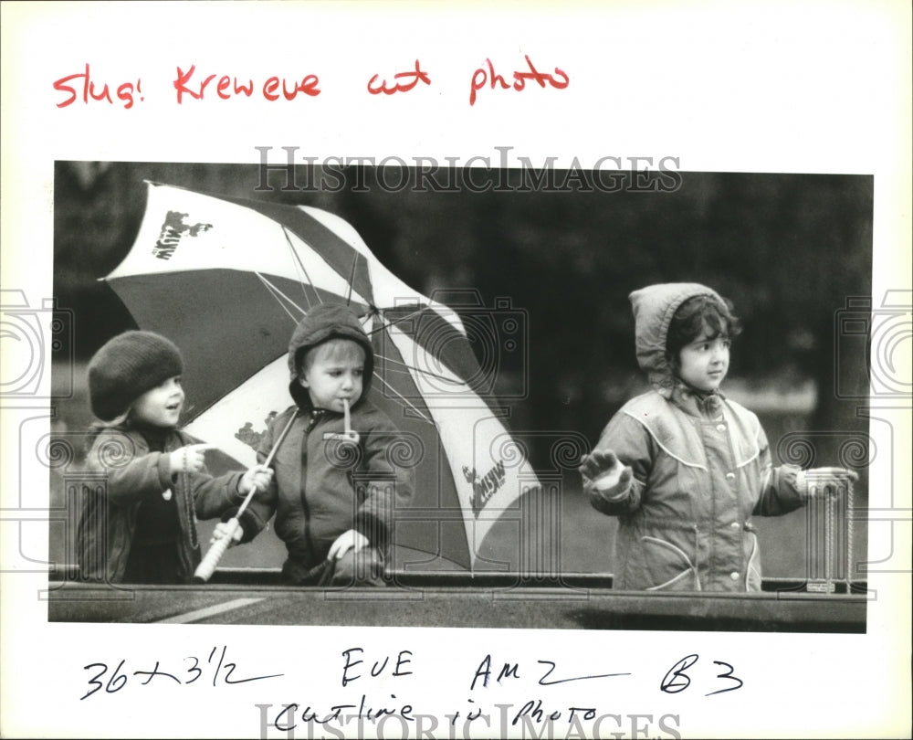 1994 Carnival Parade Krewe of Eve parade has little watchers. - Historic Images