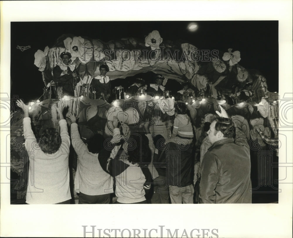 1982 Carnival Parade - Historic Images