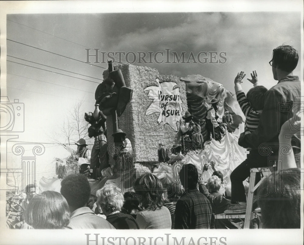 1975 Boy Reaches For Trinkets At Nomtoc Parade New Orleans Carnival - Historic Images