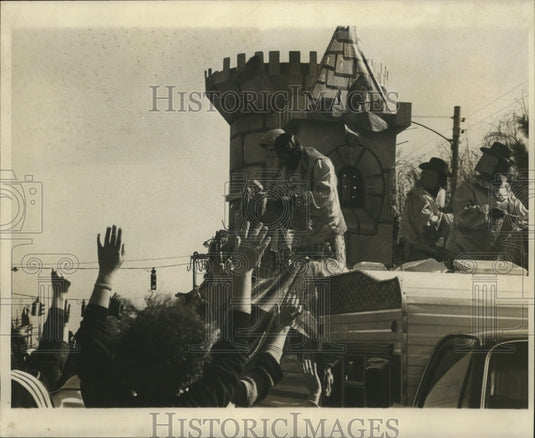 1978 Castle Float Gives Baubles To Crowd Nomtoc Parade Mardi Gras - Historic Images