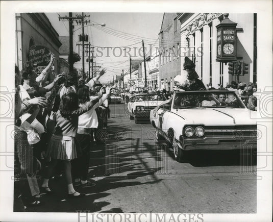 1965 Carnival parade - Historic Images