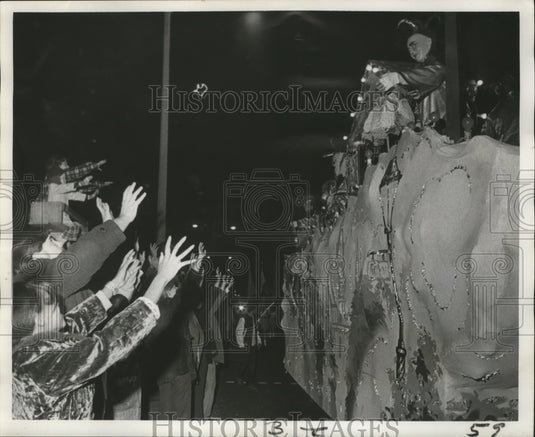 1972 Press Photo Carnival Parade-Spectators at Mecca Parade raise their hands. - Historic Images