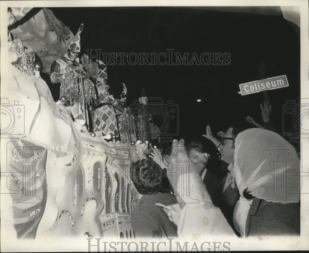 1972 Carnival Parade - Historic Images