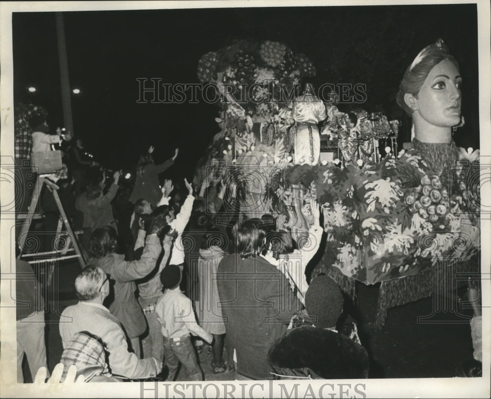 1972 Carnival Parade - Historic Images