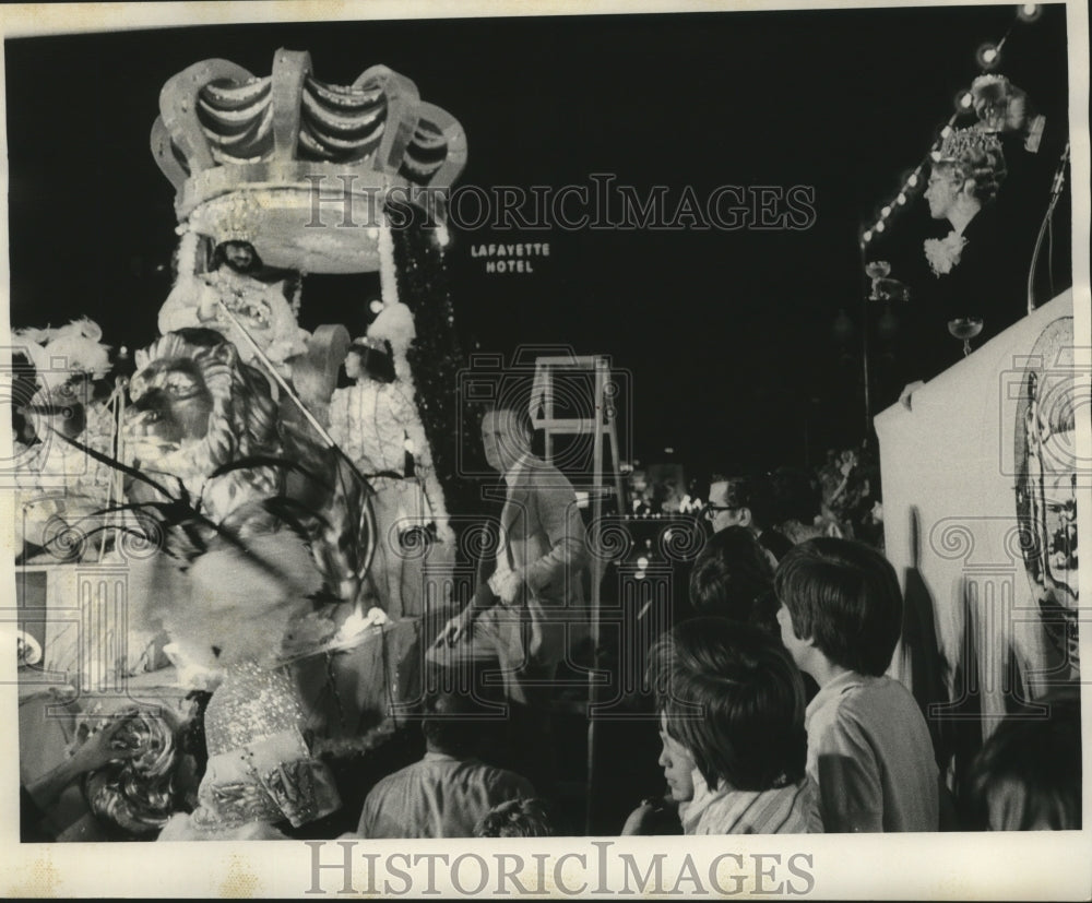 1975 Carnival Parade - Historic Images