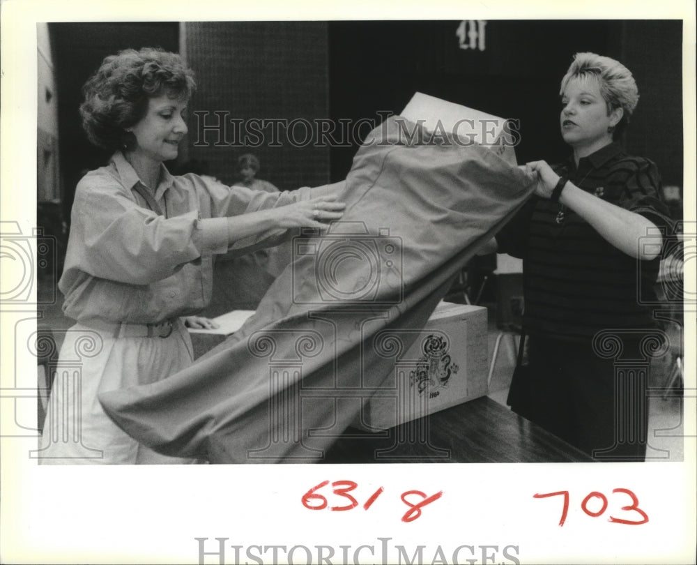 1989 Press PhotoSharon Palliser Helps Char Bouillion Load Mardi Gras Throw Cups - Historic Images