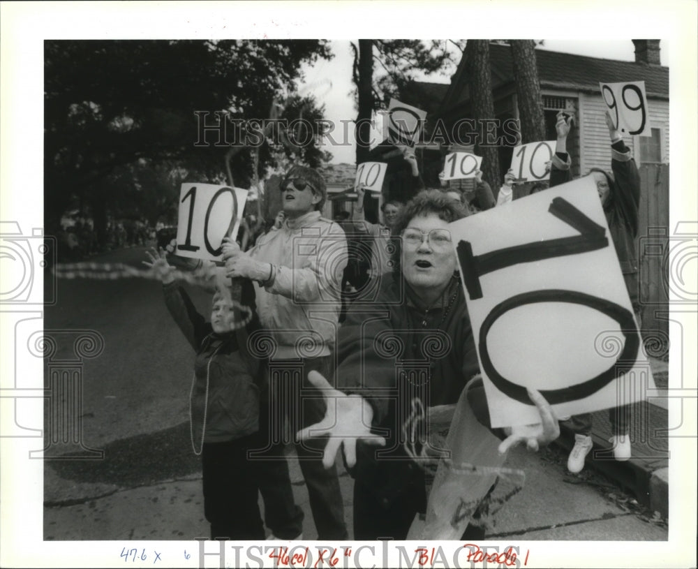 1994 Edwards Family Rates Passing Floats Poseidon Parade Mardi Gras - Historic Images