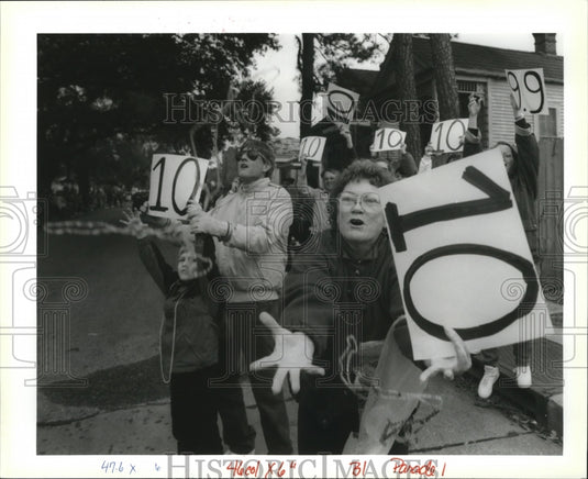 1994 Edwards Family Rates Passing Floats Poseidon Parade Mardi Gras - Historic Images