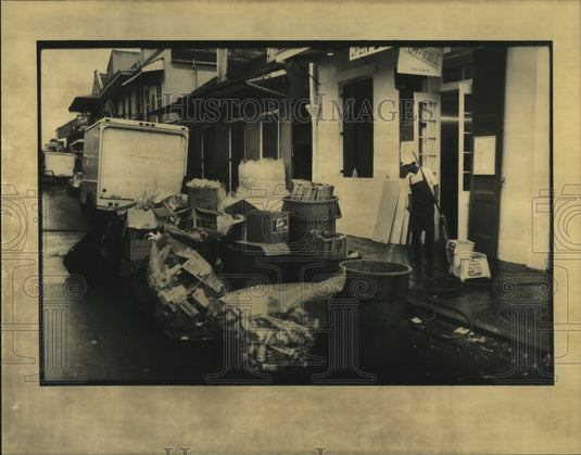 1992 Cleaning Up New Orleans Carnival Daniel Parker Poppy's Grill - Historic Images