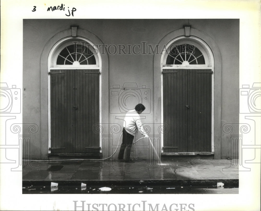 1995 Alvin Macklin Cleans Le Petit Theatre Sidewalk After Mardi Gras - Historic Images