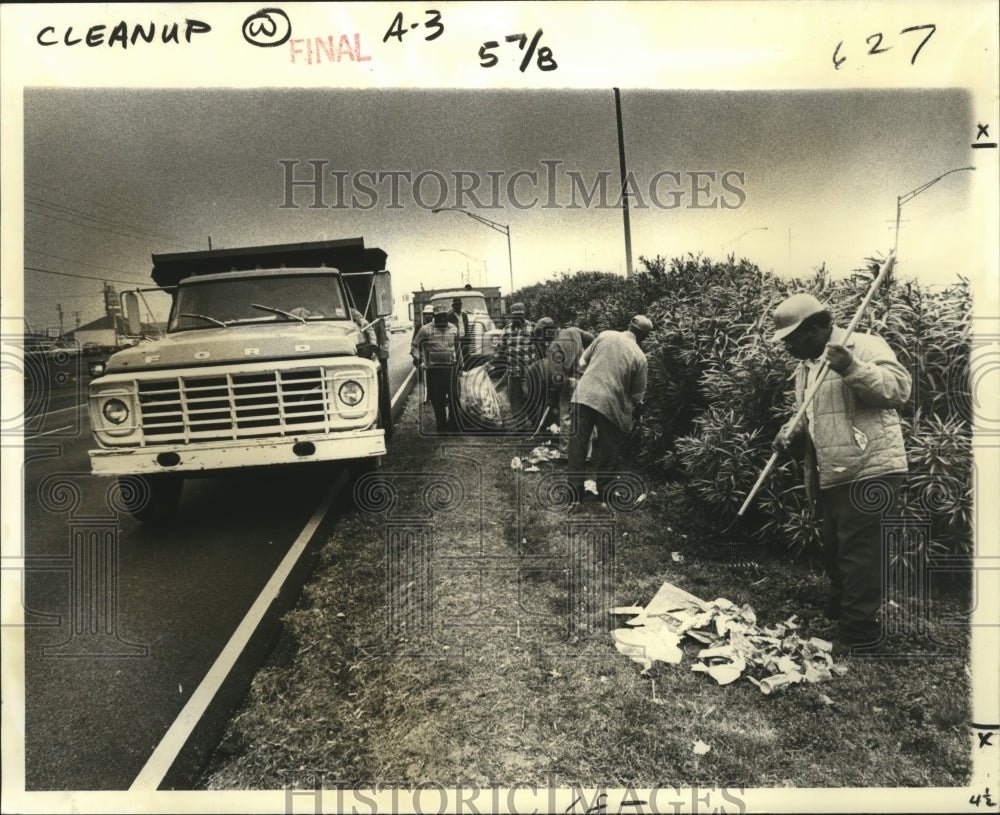 1979 Crew Cleans Up Veterans Memorial Boulevard after Mardi Gras - Historic Images