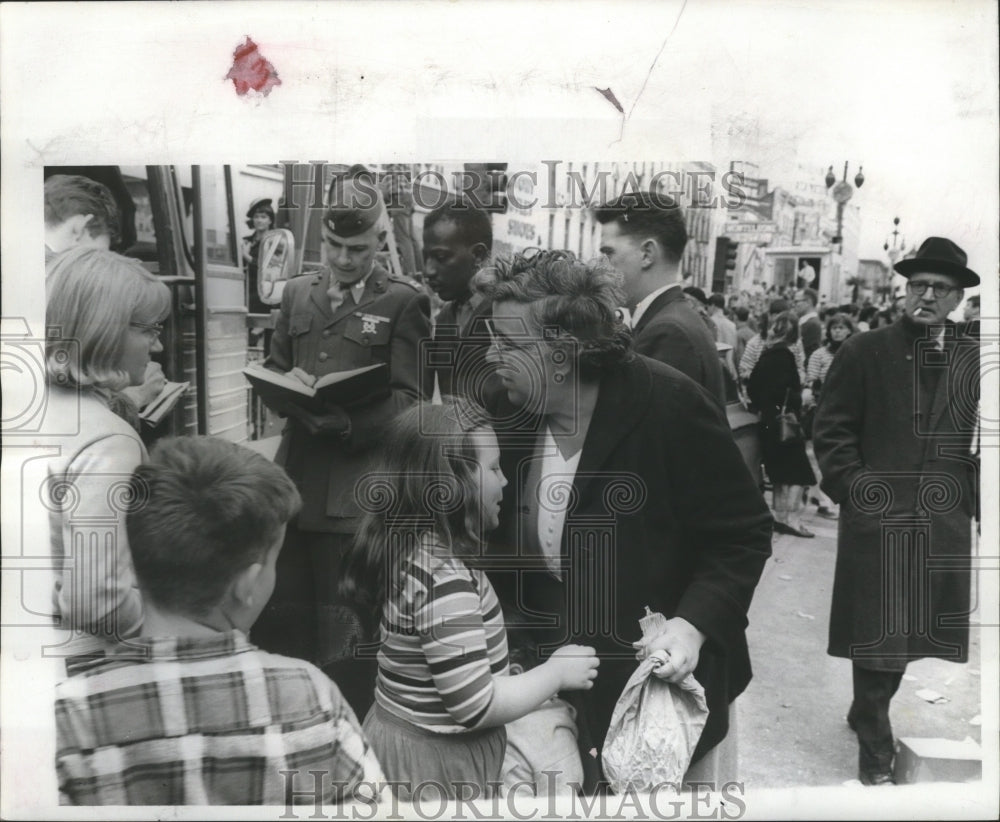 1967 Mother &amp; Child Reunited at Marine&#39;s Bus for Lost Children - Historic Images