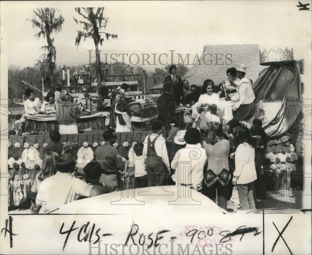 1974 Press Photo Queen Julia Victoriano Welcomed in Krewe of Rose Thorne Parade - Historic Images