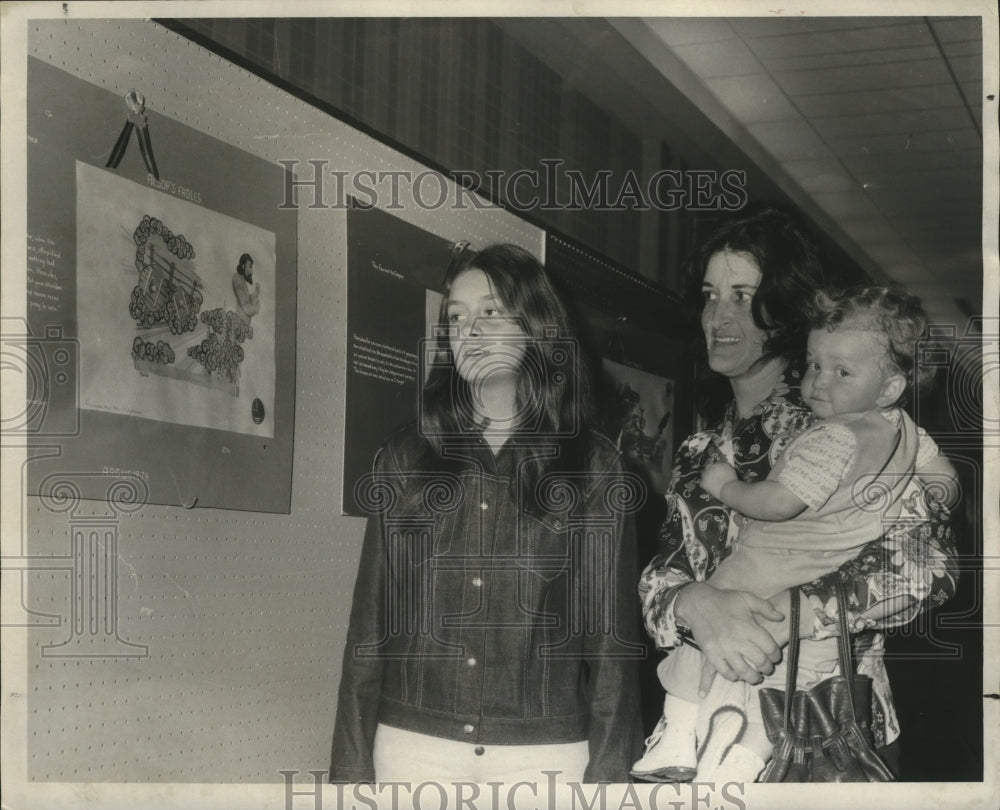 1973 Kids Looking at Argus Parade Paintings at Mardi Gras - Historic Images
