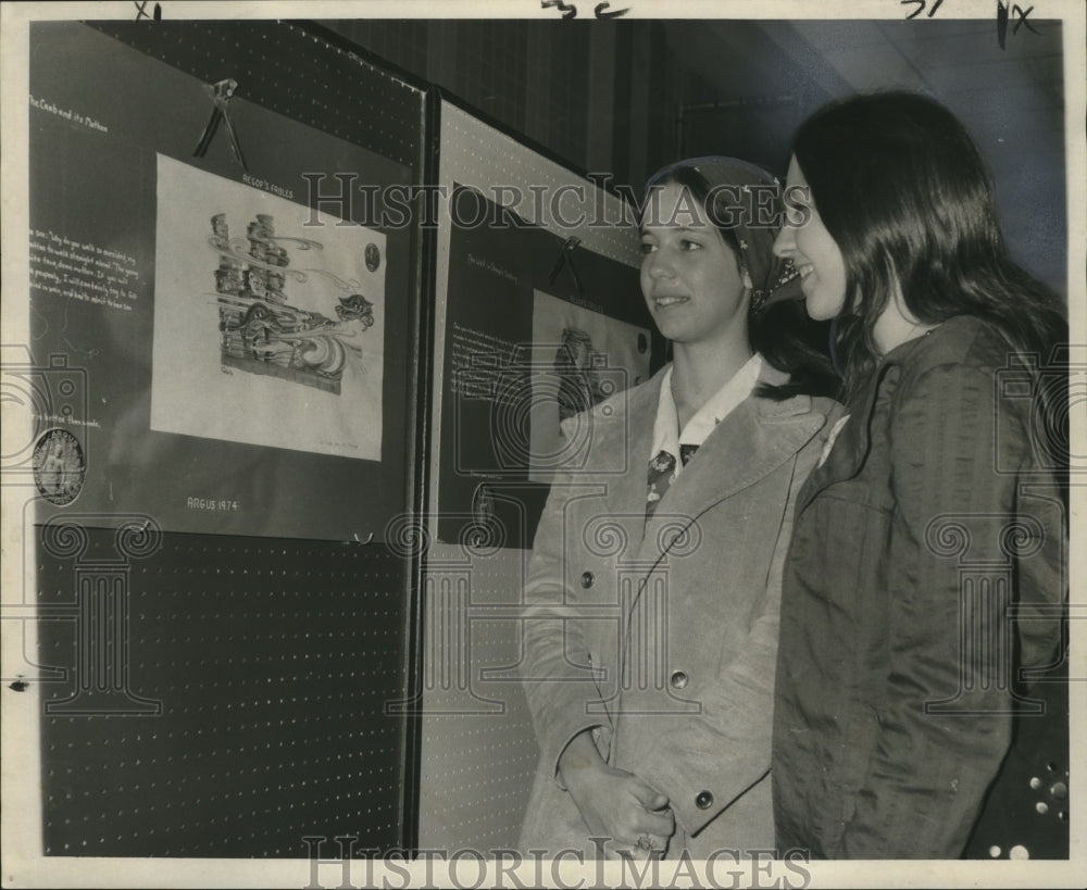 1973 Press Photo Kids Looking at Mardi Gras Paintings - noca03277 - Historic Images