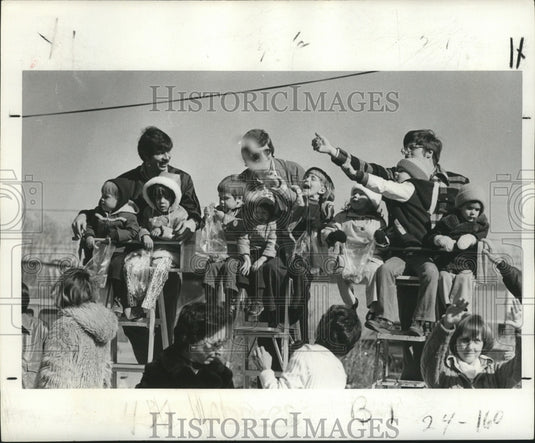 1978 Children Sit on Ladders to See Mardi Gras Parade in New Orleans - Historic Images