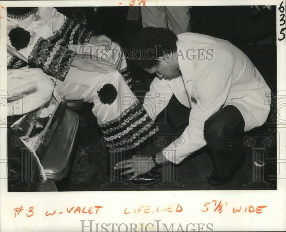 1983 Kevin Meyers Working as Valet During Mardi Gras  - Historic Images