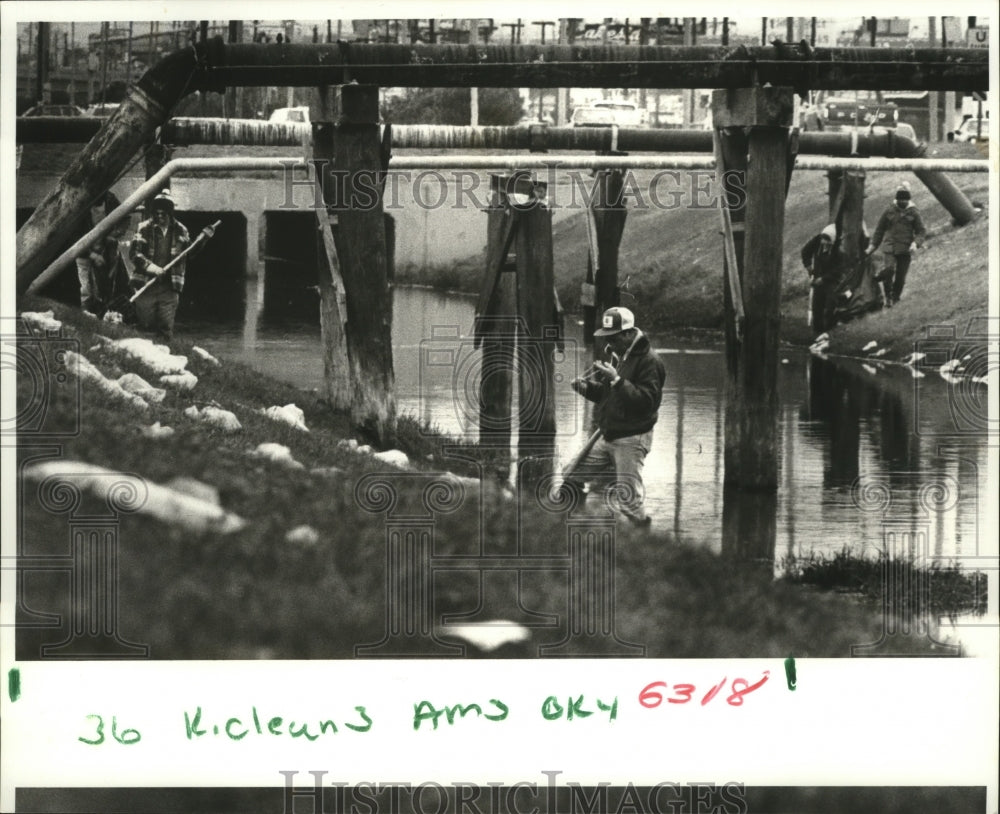 1988 Jefferson Parish Public Works Picks Up Trash From Carnival - Historic Images