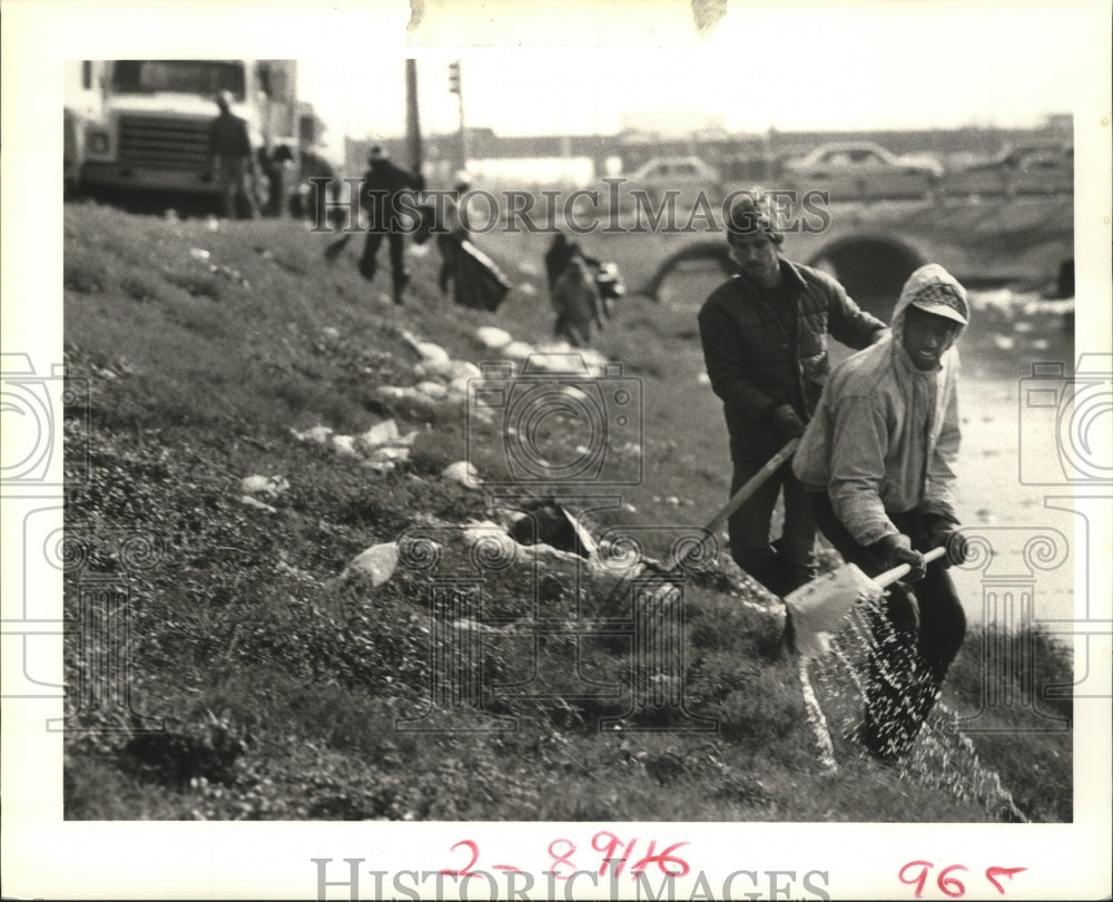 1989 Toric Jackson &amp; Brian Ladieu Pick Up Carnival Trash on Veterans - Historic Images