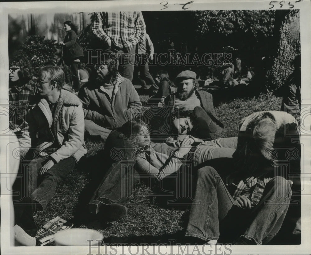 1974 Carnival visitors - Historic Images