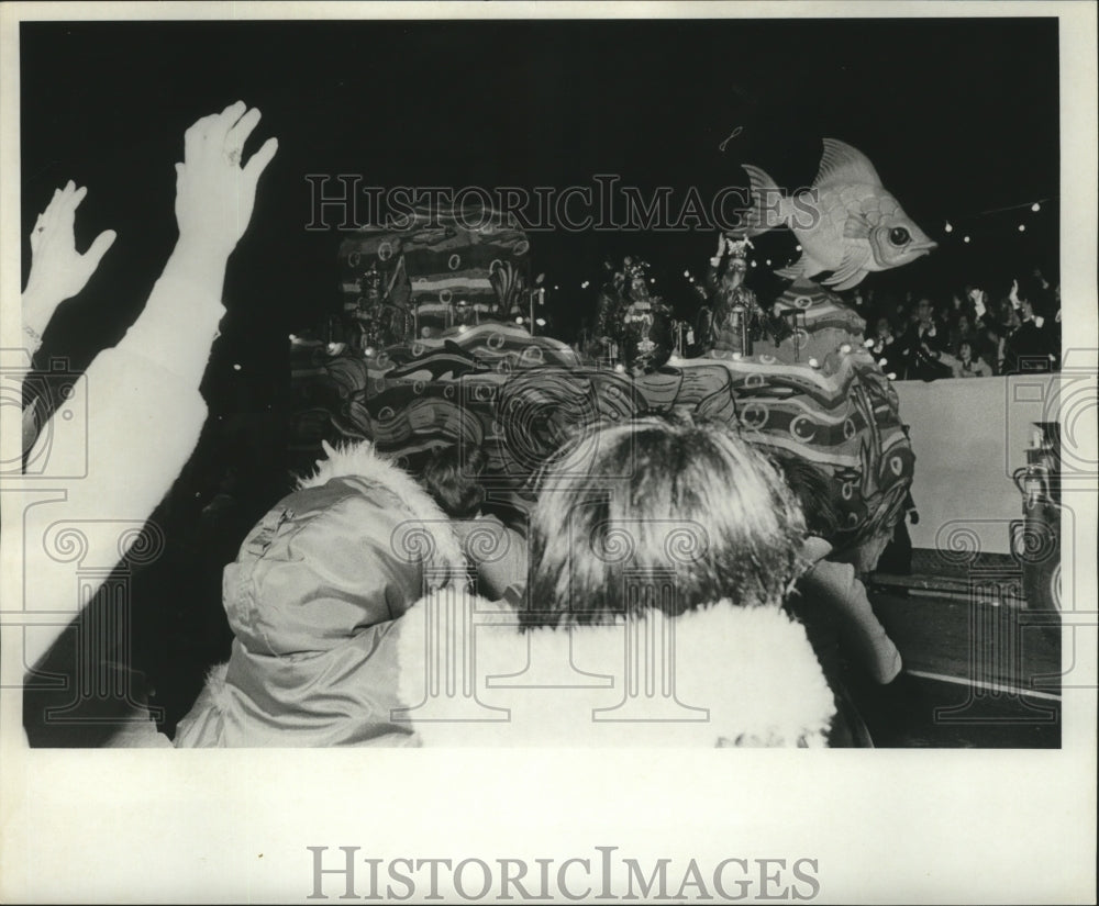 1978 Carnival Parade Watchers at Krewe of Minerva Parade. - Historic Images