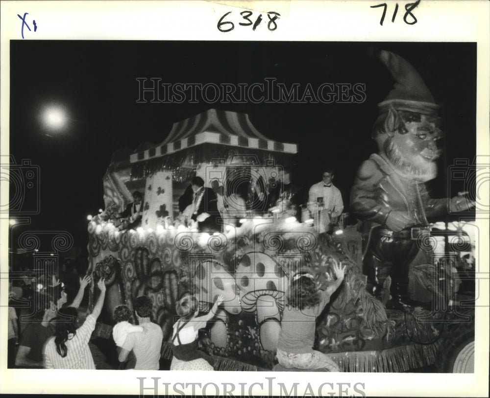 1989 Carnival Parade - Historic Images