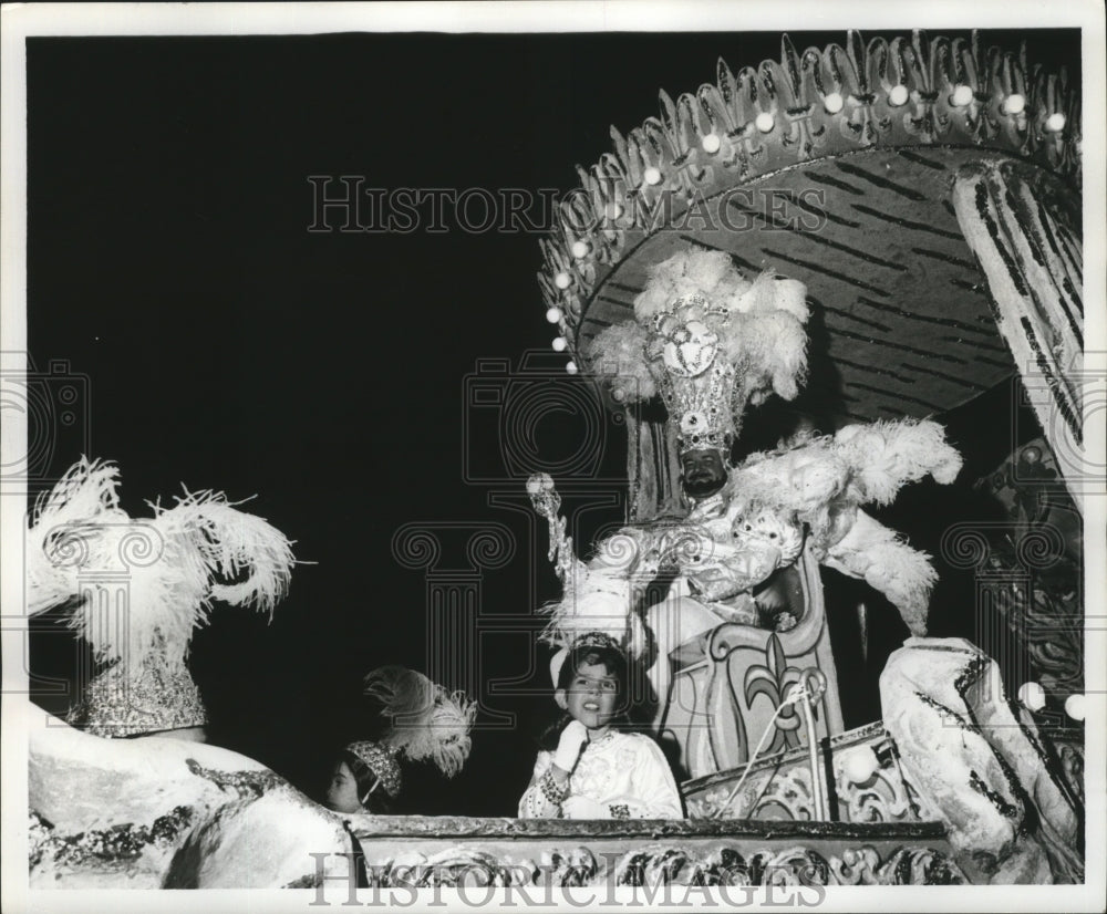 1977 Carnival Parade King&#39;s float in Krewe of Minerva Parade. - Historic Images