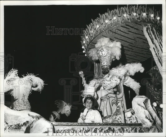 1977 Carnival Parade King's float in Krewe of Minerva Parade. - Historic Images