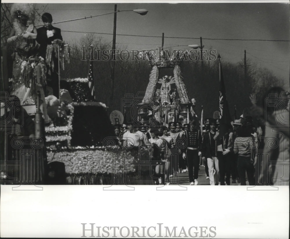 1977 Carnival Parade - Historic Images