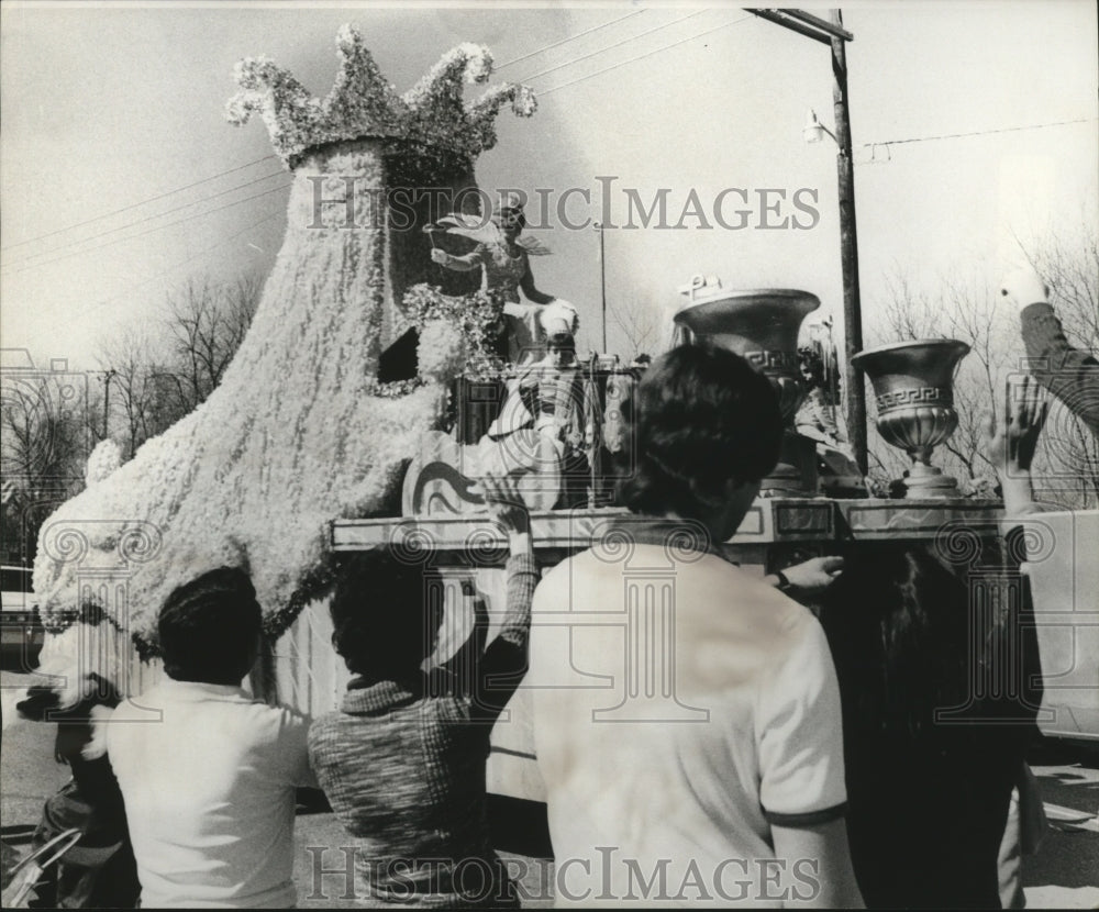 1977 Press Photo Mardi Gras, New Orleans Carnival Parade Float in Isis Parade - Historic Images