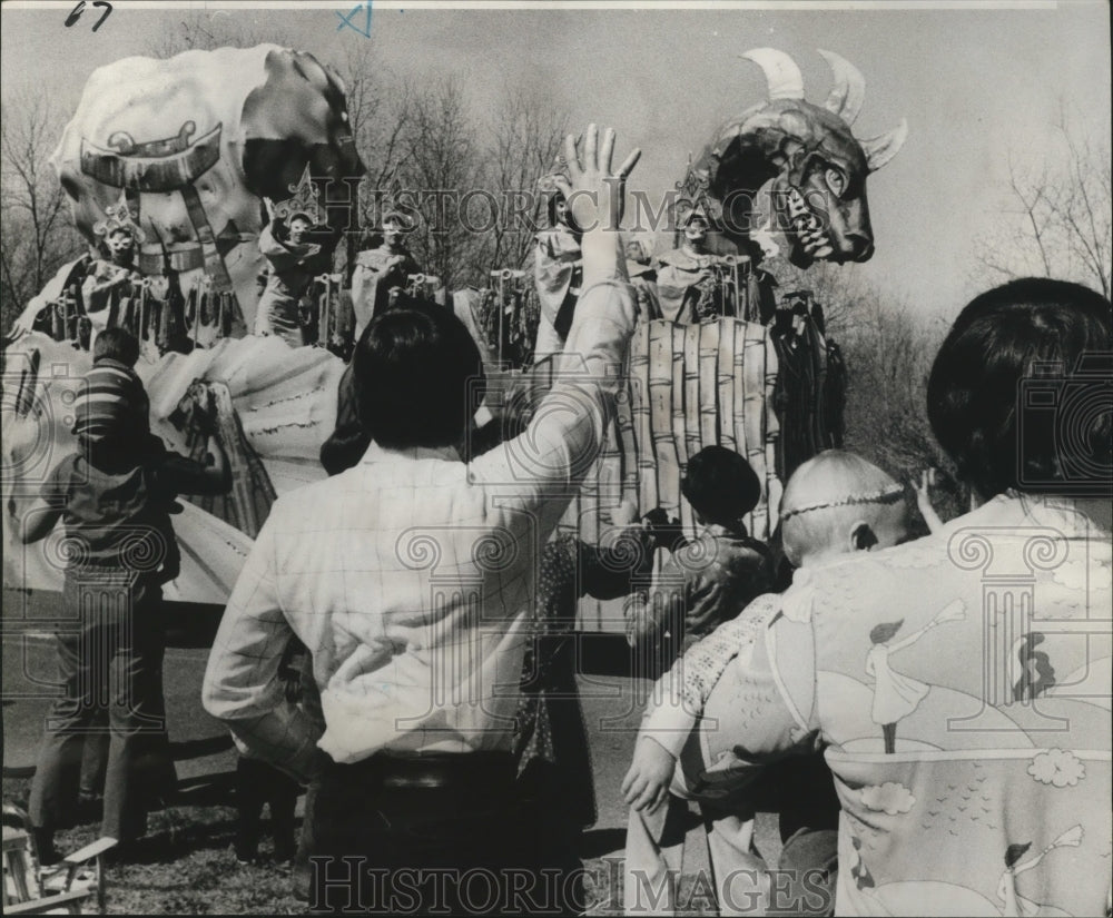 1977 Press Photo Carnival Parade- Isis float treats Kenner throngs. - noca03413 - Historic Images