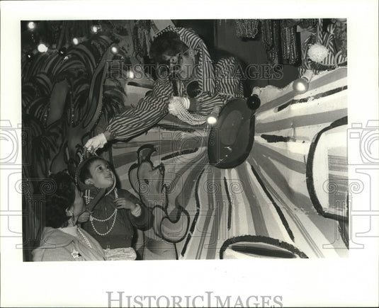 1989 Dianne & Casey Mann, Heidi Galliano at Krewe of Isis Parade - Historic Images
