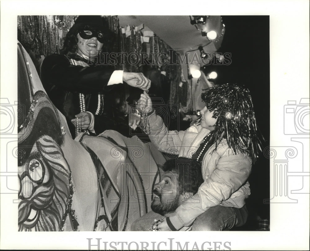 1989 David &amp; Sabrina Rudolph Get Beads From Isis Parade Member - Historic Images