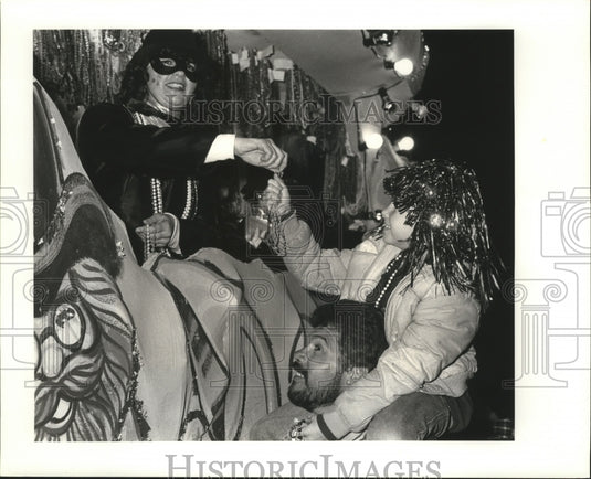 1989 David & Sabrina Rudolph Get Beads From Isis Parade Member - Historic Images