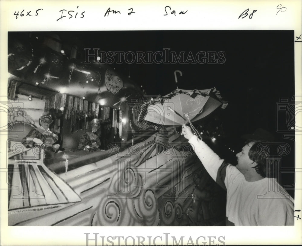 1989 Danny Hoffman Enjoys Krewe of Isis Carnival Parade New Orleans - Historic Images