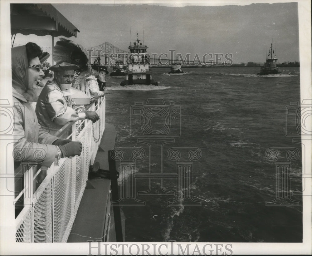 1968 Press Photo Boat Riders on the Krewe of Choctaw River Parade at Mardi Gras - Historic Images