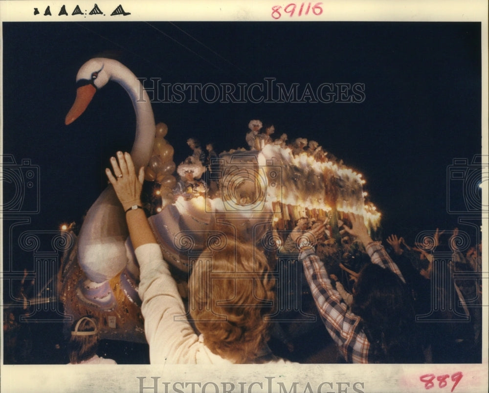 1989 Riders in the Cleopatra Parade Throw Beads to Crowd Mardi Gras - Historic Images